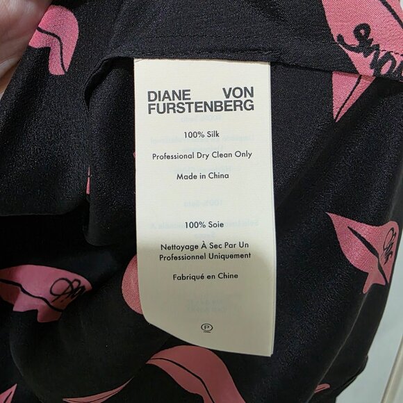 Diane von Furstenberg Silk Blouse Womens 6 Black Pink Lips Print Button Down Top - Picture 3 of 10